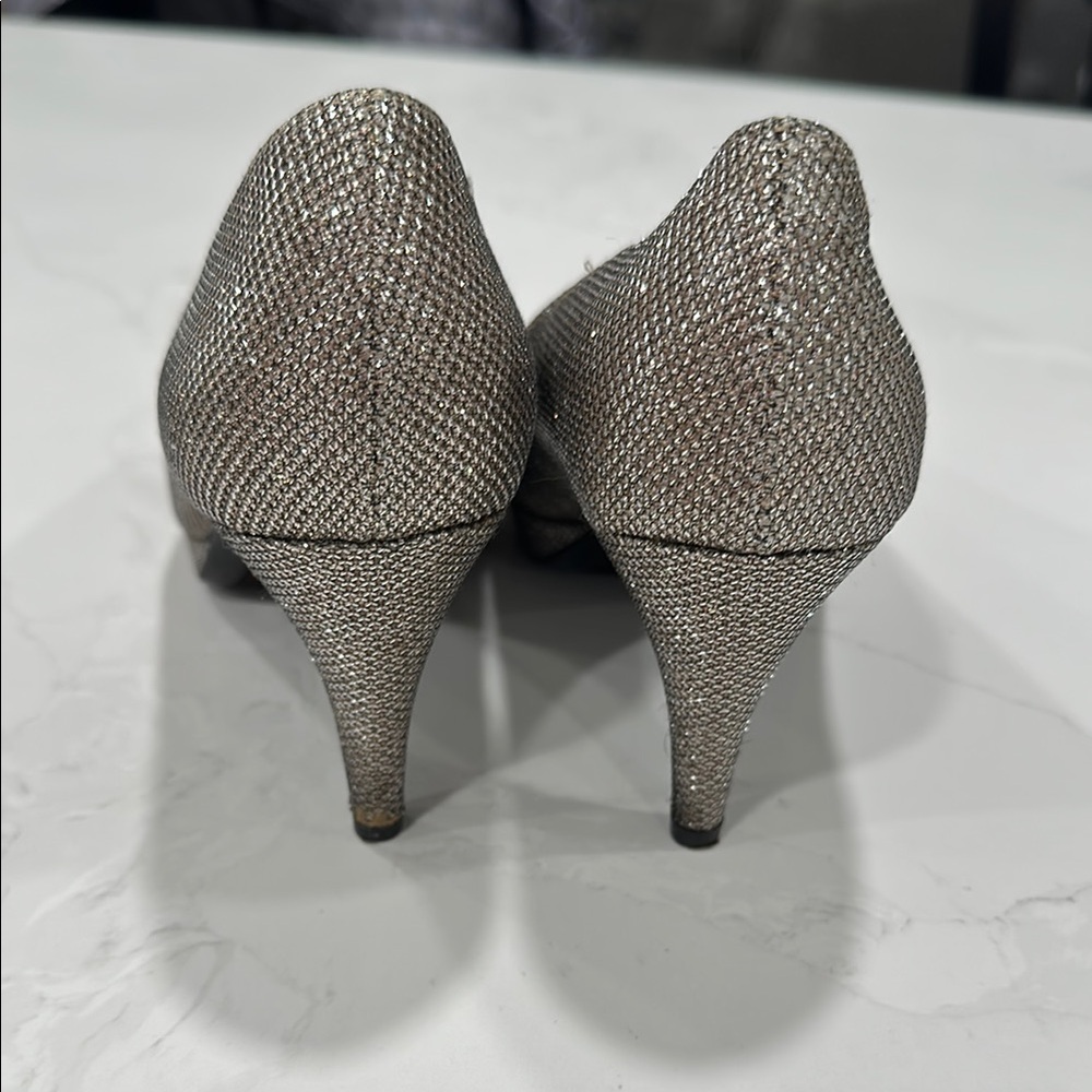 Bandolino Women's Silver Peep-Toe Heels Size 7.5 - Picture 4 of 10